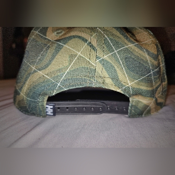 Helly Hansen Hat with an adjustable snap back - Picture 3 of 6